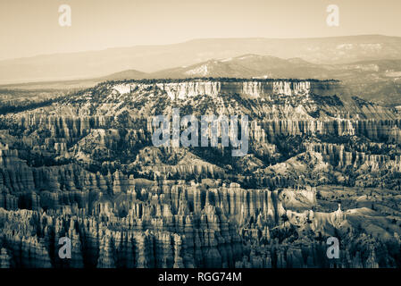 Bryce Canyon Hoodoos verfügt über Thor's Hammer in der Dämmerung von Inspiration Point getönten Sepia Stockfoto