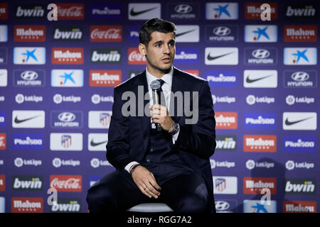 Alvaro Morata während seiner offiziellen Vorstellung als neuer Spieler von Atletico de Madrid an Wanda Metropolitano Stadion in Madrid gesehen. Stockfoto