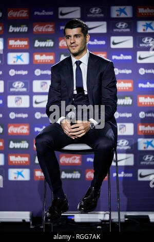 Alvaro Morata während seiner offiziellen Vorstellung als neuer Spieler von Atletico de Madrid an Wanda Metropolitano Stadion in Madrid gesehen. Stockfoto