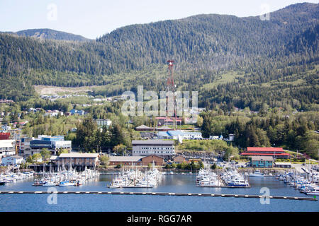 Die Aussicht auf eine kleine Marina mit der Mitteilung Turm in einem Hintergrund in Ketchikan Stadt (Alaska). Stockfoto