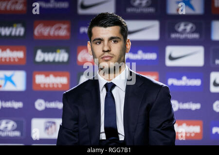 Alvaro Morata während seiner offiziellen Vorstellung als neuer Spieler von Atletico de Madrid an Wanda Metropolitano Stadion in Madrid gesehen. Stockfoto