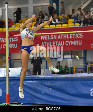 Britische Heptathlete Niamh Emerson in Aktion während der Waliser Senior Leichtathletik WM/Kombinierte Veranstaltungen Indoor Internationale 2019 bei N.I.A.C in Cardiff. Stockfoto