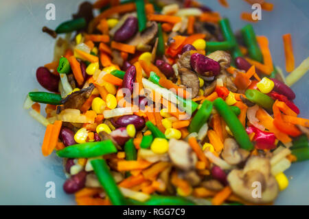 Bunte vegetarische Mischung aus Gemüse in eine Schüssel geben. Stockfoto