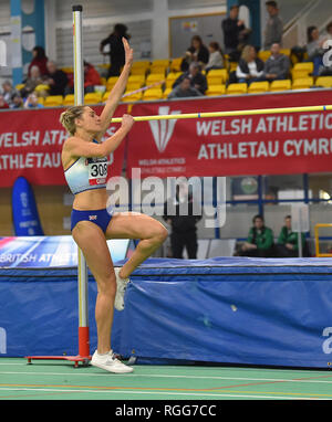 Britische Heptathlete Niamh Emerson in Aktion während der Waliser Senior Leichtathletik WM/Kombinierte Veranstaltungen Indoor Internationale 2019 bei N.I.A.C in Cardiff. Stockfoto