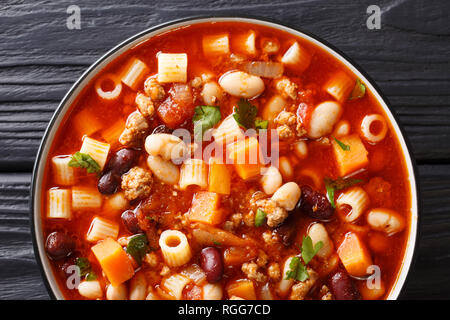 Dicke der italienischen Pasta fagioli Suppe close-up in einer Schüssel auf den Tisch. horizontal oben Ansicht von oben Stockfoto