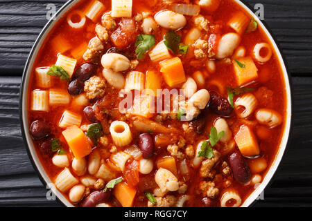 Köstliche italienische Pasta fagioli Suppe mit Gemüse und Rinderhackfleisch close-up in einer Schüssel auf den Tisch. horizontal oben Ansicht von oben Stockfoto