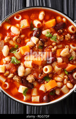 Köstliche italienische Pasta fagioli Suppe mit Gemüse und Rinderhackfleisch close-up in einer Schüssel auf den Tisch. Vertikal oben Ansicht von oben Stockfoto