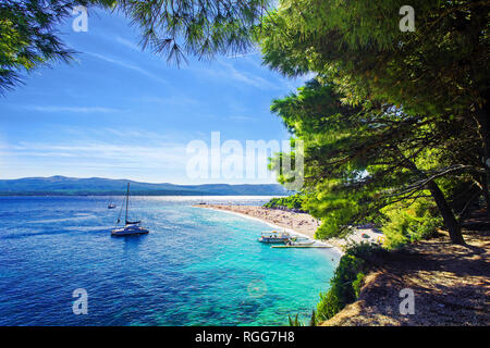 Schöner Strand Zlatni Rat oder Golden Cape auf der Insel Brac in Kroatien mit Yacht Stockfoto