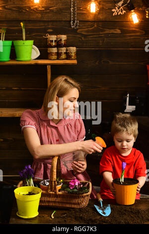 Gewächshaus. Mutter und Sohn arbeiten im Gewächshaus. Gewächshaus und Garten. Zuversichtlich Gärtner im Gewächshaus. Stockfoto