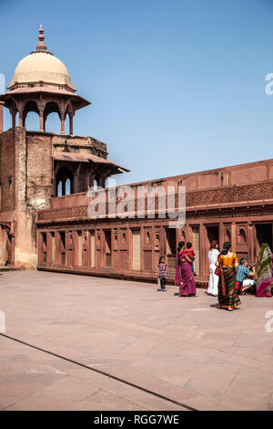 Turm und Mauer, Agra Fort, auch bekannt als Red Fort, Agra, Uttar Pradesh, Indien Stockfoto