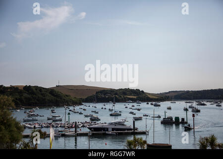 Boote bis in Salcombe Estuary, Devon, an einem Sommertag mit ruhigen Meer und klare Himmel mit keine Menschen, Salcombe, Devon, England Stockfoto