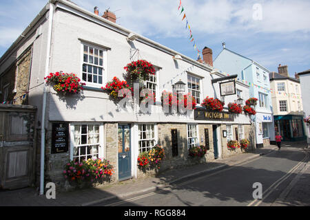 High Street in Salcombe Devon, an einem sonnigen Tag am Meer in England Stockfoto