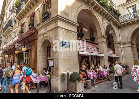 Menschen sitzen im Freien an Tischen Essen im La Fontaine de Mars, ein Französisches Restaurant in der Rue Saint-Dominique, auf einem Sommer der Tag in Paris. Stockfoto