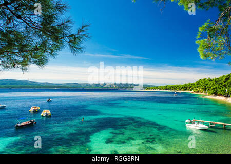 Schönen Meerblick und Strand Zlatni Rat oder Golden Cape auf der Insel Brac in Kroatien mit Yacht und Boote Stockfoto