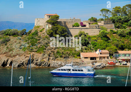 Fort mit der Fähre aus dem Hafen von Port-Cros Nationalparks Îles d'Hyères Var Provence-Alpes-Côte d'Azur Provence Frankreich Stockfoto