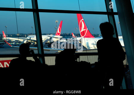 Turkish Airlines Flugzeuge, die in der Start- und Landebahn am Flughafen Terminal geparkt Stockfoto