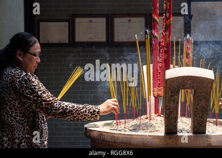 Vietnamesin Räucherstäbchen brennen die Chua Ba Thien Hau Temple aka Ba Thien Hau Pagode in Ho Chi Minh City, Vietnam, Südostasien Stockfoto