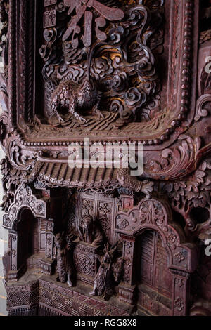 Reich verzierte hölzerne Eingangstür an der Chua Ba Thien Hau Temple aka Ba Thien Hau Pagode in Ho Chi Minh City, Vietnam, Südostasien Stockfoto