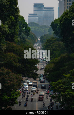 Hohe Betrachtungswinkel und einer verkehrsreichen Straße in Ho Chi Minh City, Vietnam, Südostasien Stockfoto