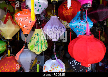 Traditionelle bunte Papierlaternen hängen für Verkauf in einem Laden in der Altstadt von Hoi An, Vietnam, Südostasien Stockfoto