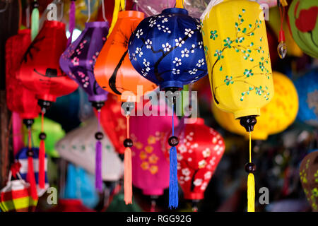 Traditionelle bunte Papierlaternen hängen für Verkauf in einem Laden in der Altstadt von Hoi An, Vietnam, Südostasien Stockfoto