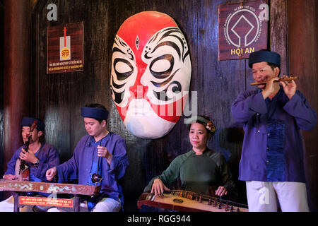 Musiker spielen vietnamesische Musik mit traditionellen Musikinstrumenten in Hoi An, Vietnam Stockfoto