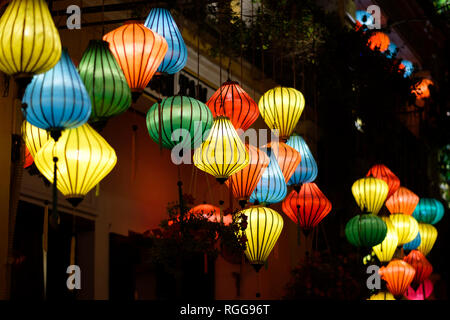 Traditionelle bunte Papierlaternen hängen für Verkauf in einem Laden in der Altstadt von Hoi An, Vietnam, Südostasien Stockfoto