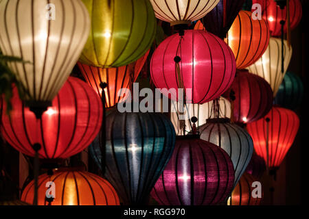 Traditionelle bunte Papierlaternen hängen für Verkauf in einem Laden in der Altstadt von Hoi An, Vietnam, Südostasien Stockfoto