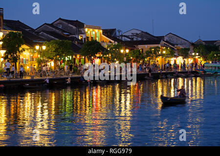 Segeln durch die beleuchteten Häuser spiegelt sich auf dem Thu Bon Fluss in Hoi An, Vietnam Stockfoto