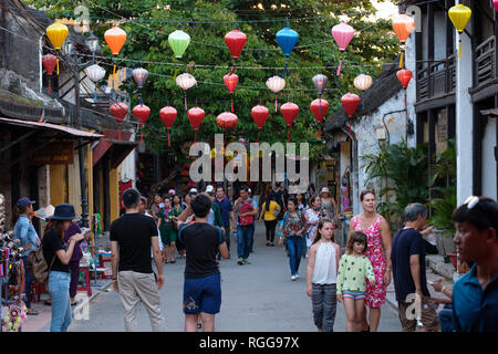 Traditionelle bunte Papierlaternen über die Straßen der Altstadt von Hoi An, Vietnam hängen Stockfoto