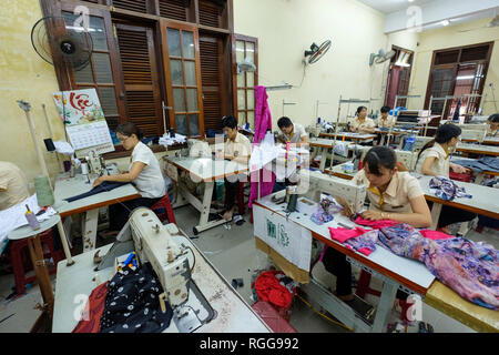 Frauen mit Nähmaschinen arbeiten bei einer Textilfabrik in Vietnam, Asien Stockfoto