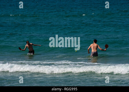 Menschen spielen Beach Tennis auf dem Wasser Stockfoto