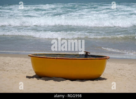 Traditionelle Coracle runde Fischerboot am Strand in Danang, Vietnam, Südostasien Stockfoto