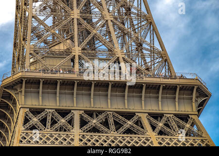 Nahaufnahme der detaillierten komplizierte Eiffelturm schmiedeeisernen Gitter arbeiten, der Eiffelturm ist die am meisten besuchte bezahlt Monument der Welt, Paris. Stockfoto