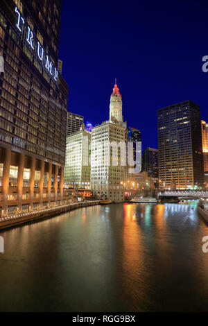 Nacht Blick auf den Chicago River mit historischen Wrigley Gebäude in den Hintergrund und das Trump Hotel und Tower im Vordergrund. Chicago Illinois USA. Stockfoto