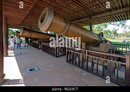 Antike Bronze neun Heiligen Kanonen an der kaiserlichen Zitadelle von Hue, Vietnam, Südostasien Stockfoto