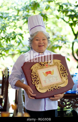 Koch Madame Ha Tinh Gia Vien Restaurant in Hue, Vietnam, Asien Stockfoto