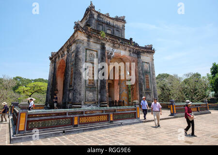 Steinerne stele Pavillon auf der Kaiser Tu Duc Grab Komplex in Hue, Vietnam, Asien Stockfoto