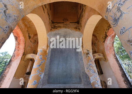 Steinerne stele Pavillon auf der Kaiser Tu Duc Grab Komplex in Hue, Vietnam, Asien Stockfoto