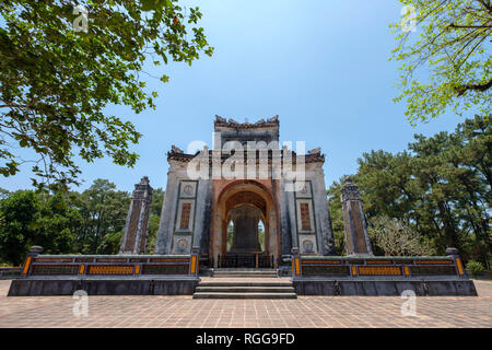 Vorderansicht des steinerne Stele Pavillon auf der Kaiser Tu Duc Grab Komplex in Hue, Vietnam, Asien Stockfoto