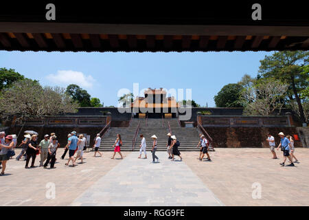 Touristen zu Fuß vor der Hoa Khiem Palast an der Kaiser Tu Duc Grab Komplex in Hue, Vietnam, Asien Stockfoto