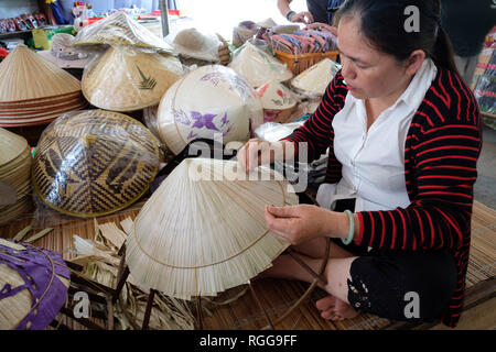 Handwerker, die traditionelle vietnamesische nicht La konische hat Stockfoto