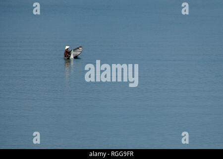 Vietnamesische Fischer auf einem kleinen Boot angeln auf den Perfume River in Hue, Vietnam, Asien Stockfoto