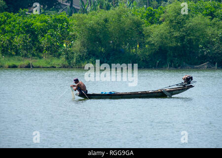 Vietnamesische Fischer auf einem kleinen Boot angeln auf den Perfume River in Hue, Vietnam, Asien Stockfoto