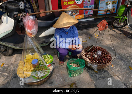 Frau mit traditionellen vietnamesischen nicht La konische Hut Vorbereitung Street Food zum Verkauf in Vietnam, Südostasien Stockfoto