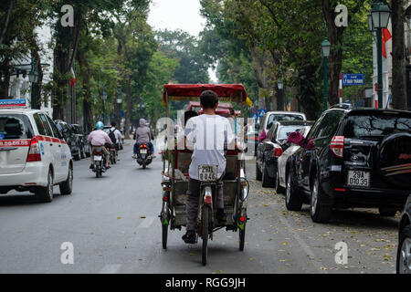 Ansicht der Rückseite eine Rikscha mit dem Fahrrad durch die Straßen von Hanoi, Vietnam, Asien Stockfoto