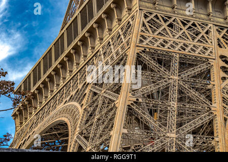 Nahaufnahme der detaillierten komplizierte Eiffelturm schmiedeeisernen Gitter arbeiten, der Eiffelturm ist die am meisten besuchte bezahlt Monument der Welt, Paris. Stockfoto