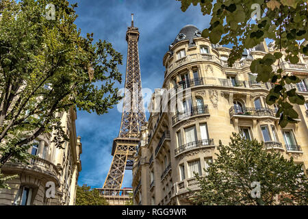 Eiffelturm steigen über elegante Pariser Apartment Gebäude, Rue de Buenos Aires, Paris, Frankreich Stockfoto