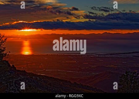 Sonnenaufgang über Motueka gesehen vom Berg Campbell, Neuseeland. Stockfoto