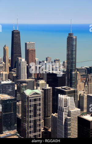 Luftaufnahme von Chicago mit John Hancock Center, Trump International Hotel and Tower (Leben) und Lake Michigan im Hintergrund. Chicago, Illinois, USA Stockfoto